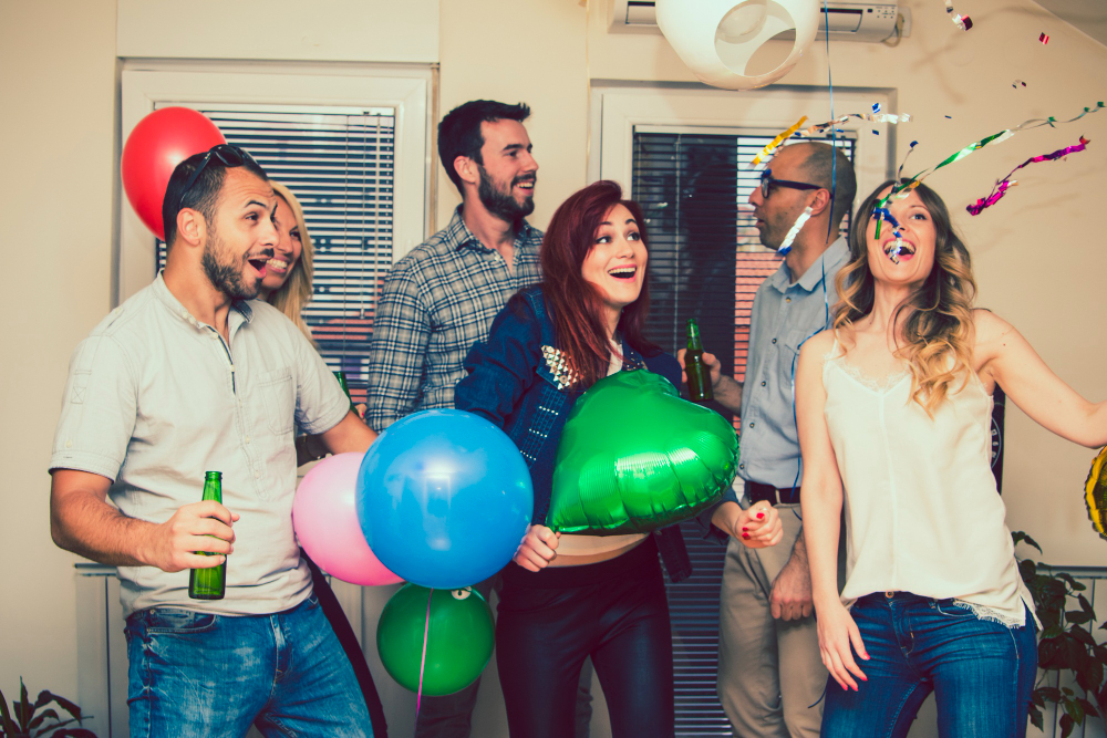 פעילויות גיבוש לעובדים - צוות חוגג באירוע חברה עם בלונים, קונפטי ואווירה מעולה
