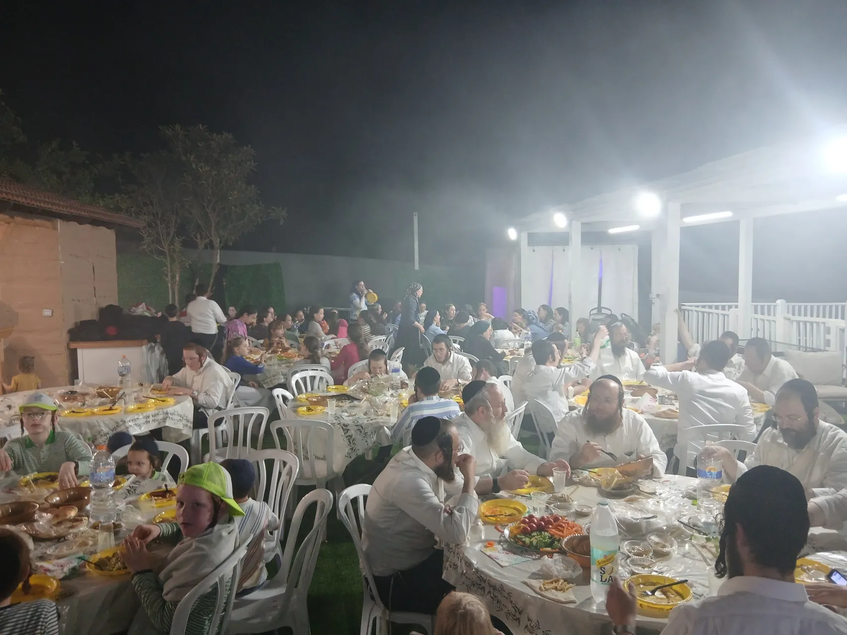 סביב השולחנות